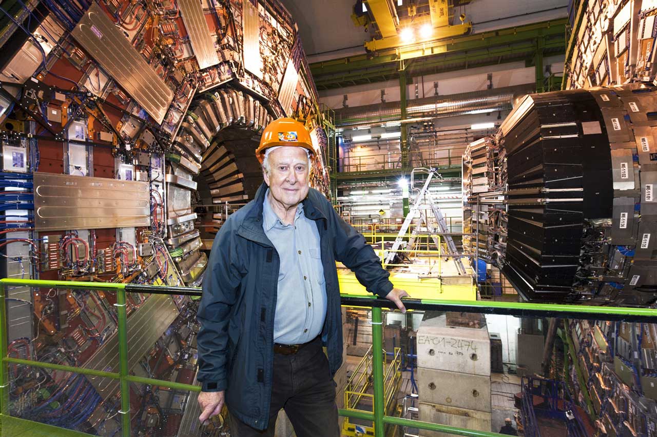 Porträt von dem theoretischen Physiker und Namensgeber des Higgs-Teilchens, Peter Higgs, vor dem CMS-Experiment