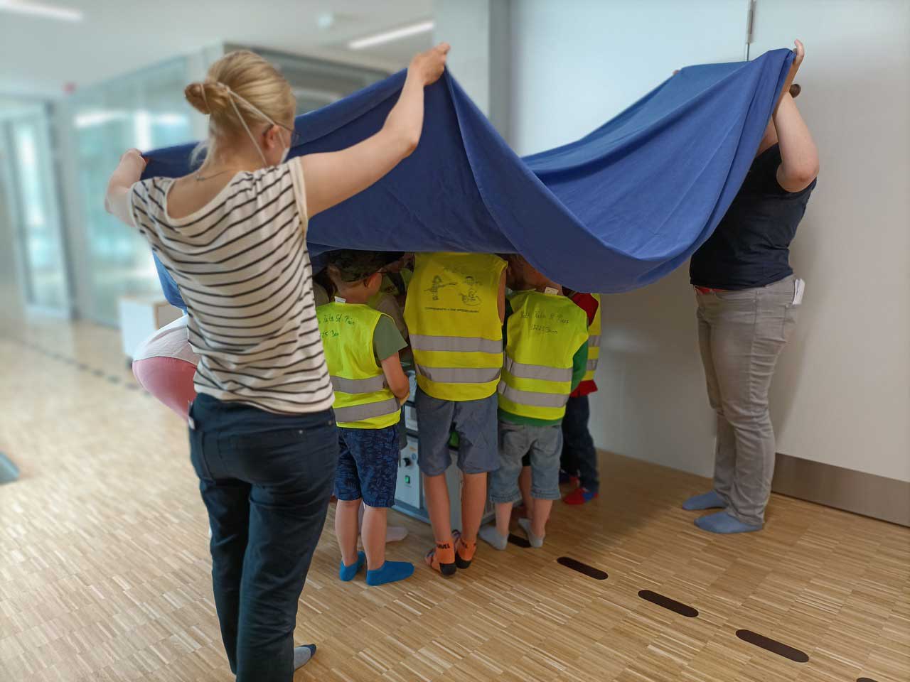 Unter dem Motto „Kleine Forscher entdecken das Higgs Boson“ erkundeten in Bonn rund 20 Vorschulkinder anhand von kleinen Experimenten zur Teilchenphysik was es mit dem Higgs Boson auf sich hat.