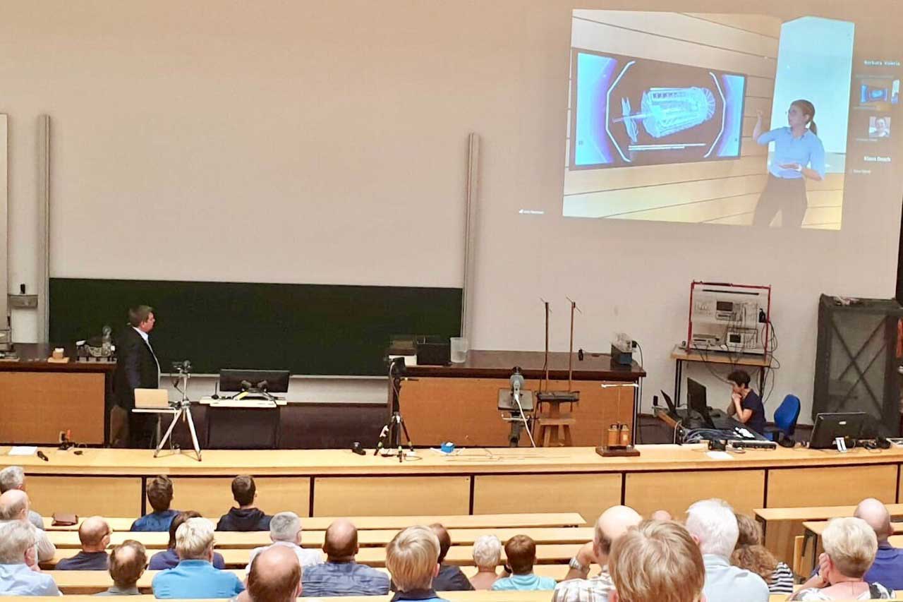 In Bonn hörten ca. 200 Gäste gespannt den Abendvortrag von Dr. Christian Grefe und Lena Herrmann, die live aus dem ATLAS Kontrollraum dazugeschaltet wurde. Abgerundet wurde das Programm von verschiedensten Laborführungen im kürzlich erbauten Forschungs- und Technologie-Zentrum Detektorphysik.